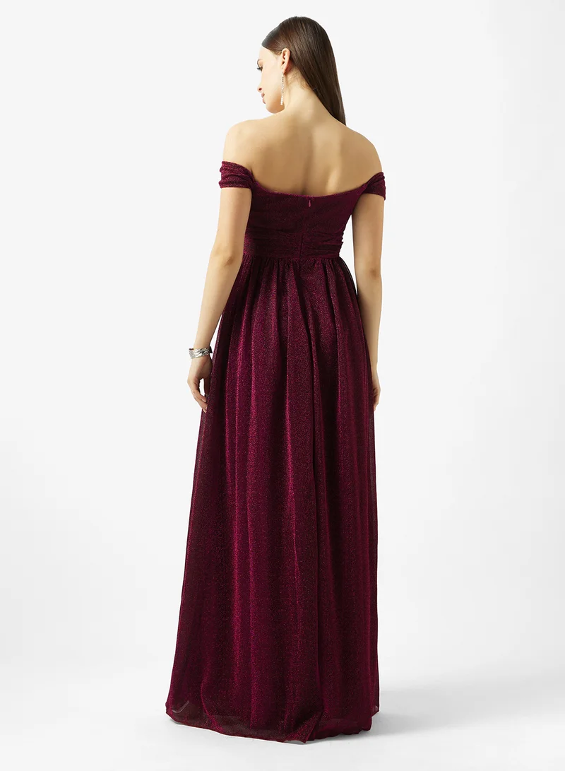 ايلا ليمتد اديشن فستان سهرة مكشوف الكتفين لامع